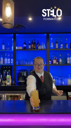 Réaliser un cocktail Prohibition par un apprenant de Villepinte. 